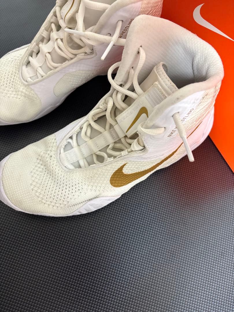 ナイキ・タワ（NIKE TAWA）［ホワイト/ゴールド］