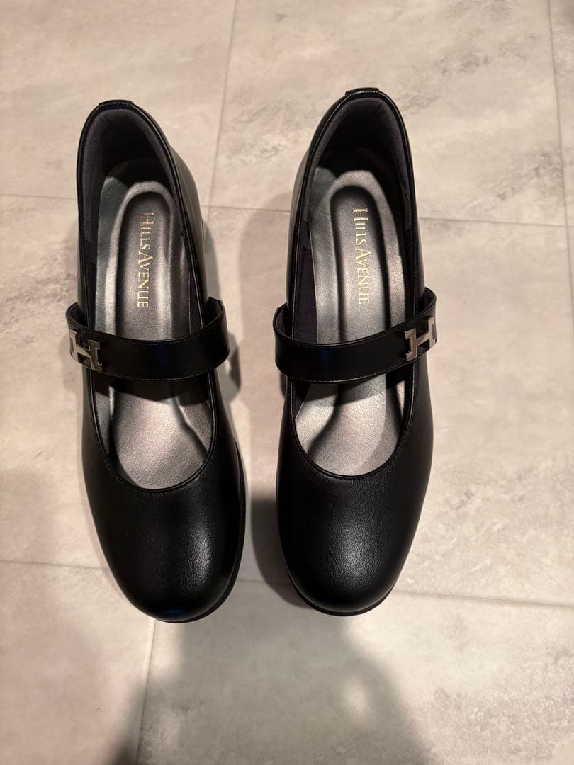 HILLS AVENUE ブラックパンプス ストラップ付き