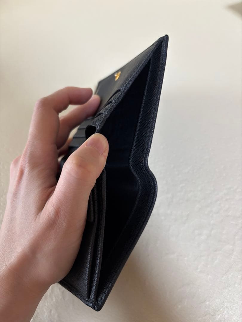 PRADA プラダ　二つ折り財布　サフィアーノ　ブラック