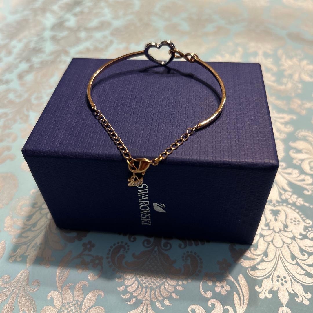 SWAROVSKI ブレスレット　ハート　バングル　新品未使用