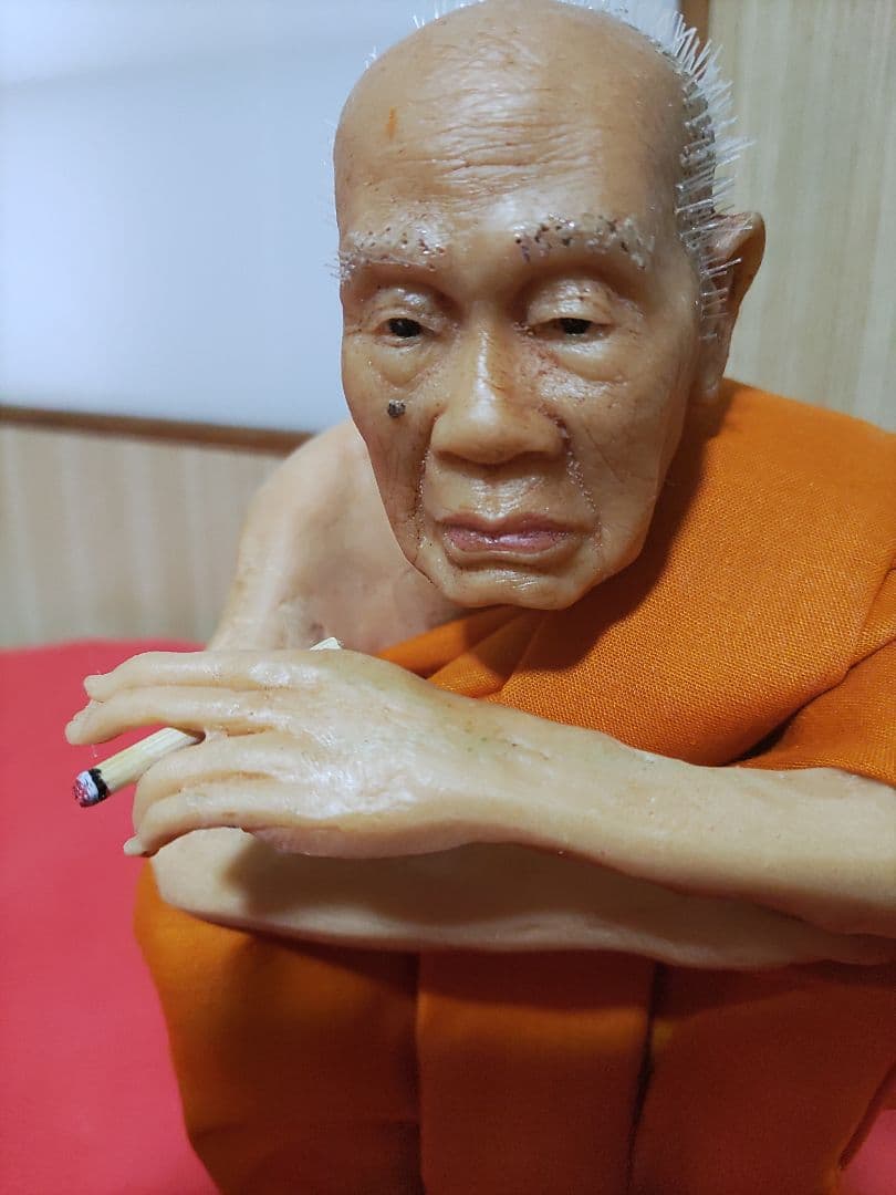 超レアなタバコタイプ。　タイ僧侶フィギュア