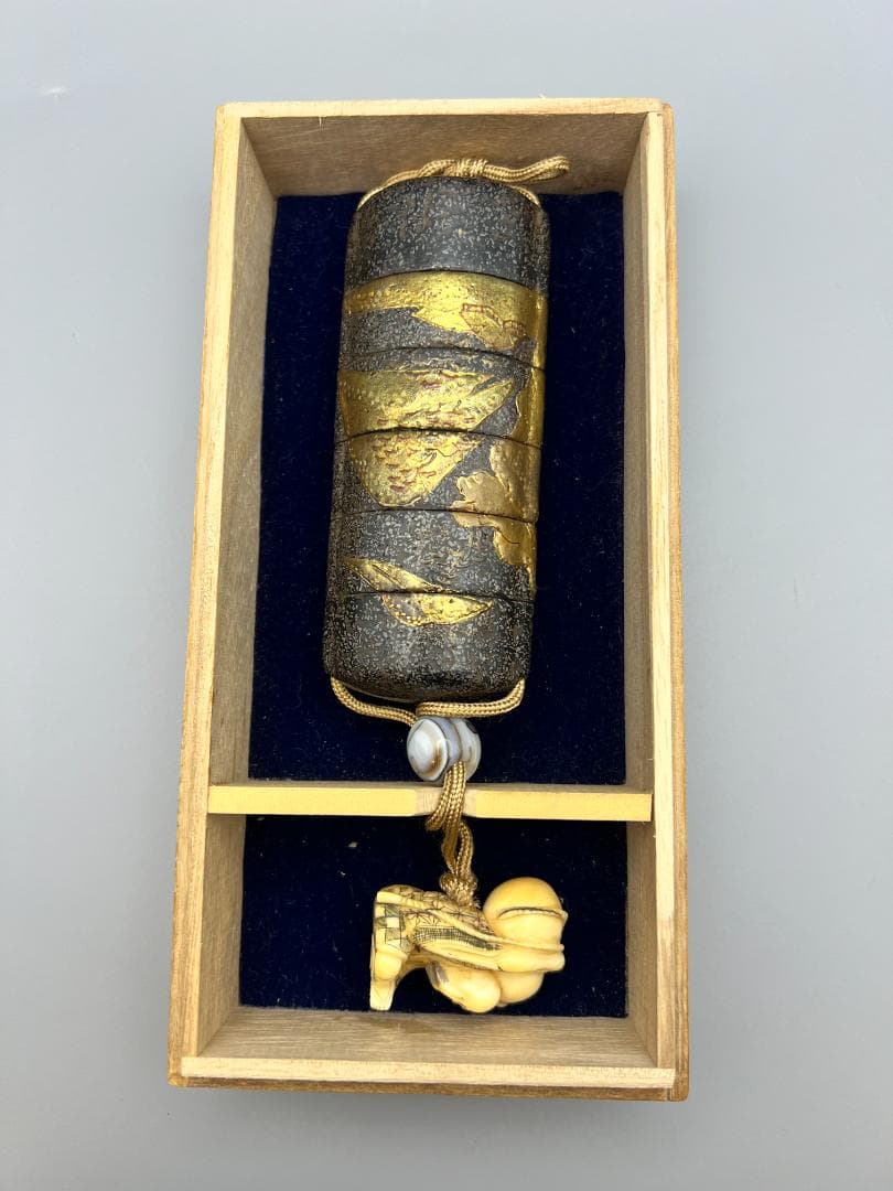 蒔絵五段印籠 風景図蒔絵 金梨地 瓢箪仙人牙根付 瑪瑙 緒締 精細細工 明治時代