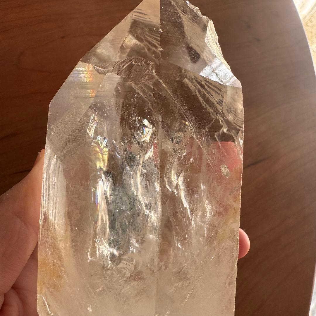 虹入りブラジル産水晶原石　台座付き　約800グラム