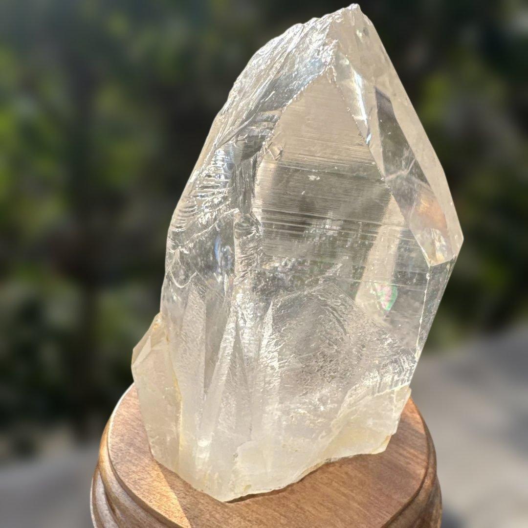 虹入りブラジル産水晶原石　台座付き　約800グラム