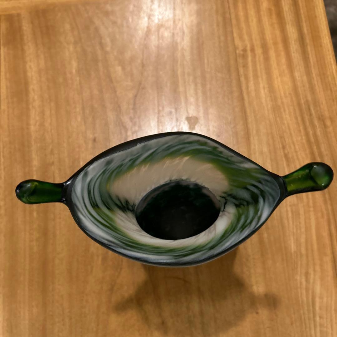 中国製　透かし彫刻花瓶　ガラス　緑松