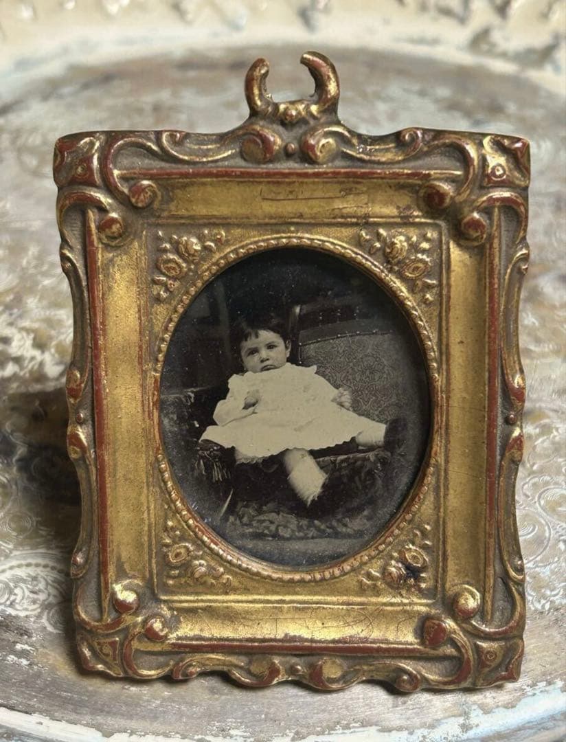 フランスアンティーク写真立て　インテリアフォトスタンド　赤ちゃんの写真入り