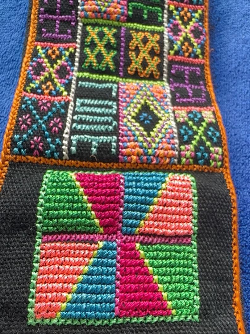 伝統と歳月を纏う ― 老苗の蚕丝刺绣腰帶