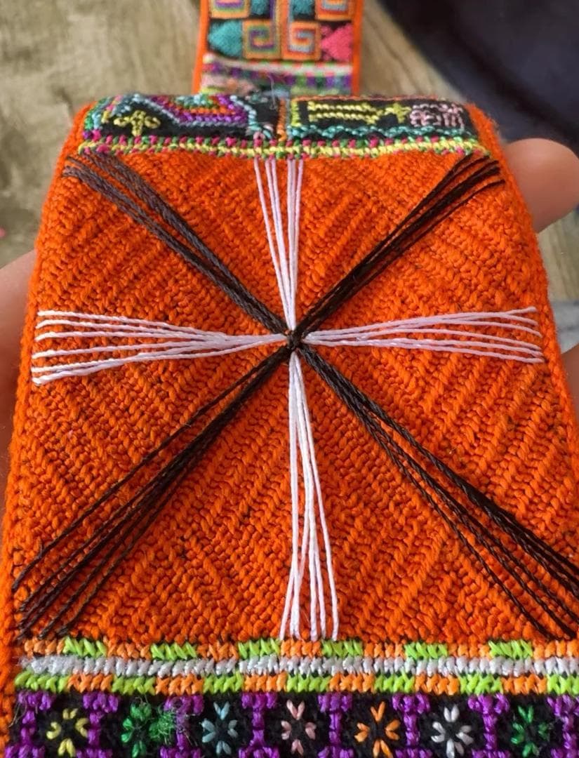 伝統と歳月を纏う ― 老苗の蚕丝刺绣腰帶