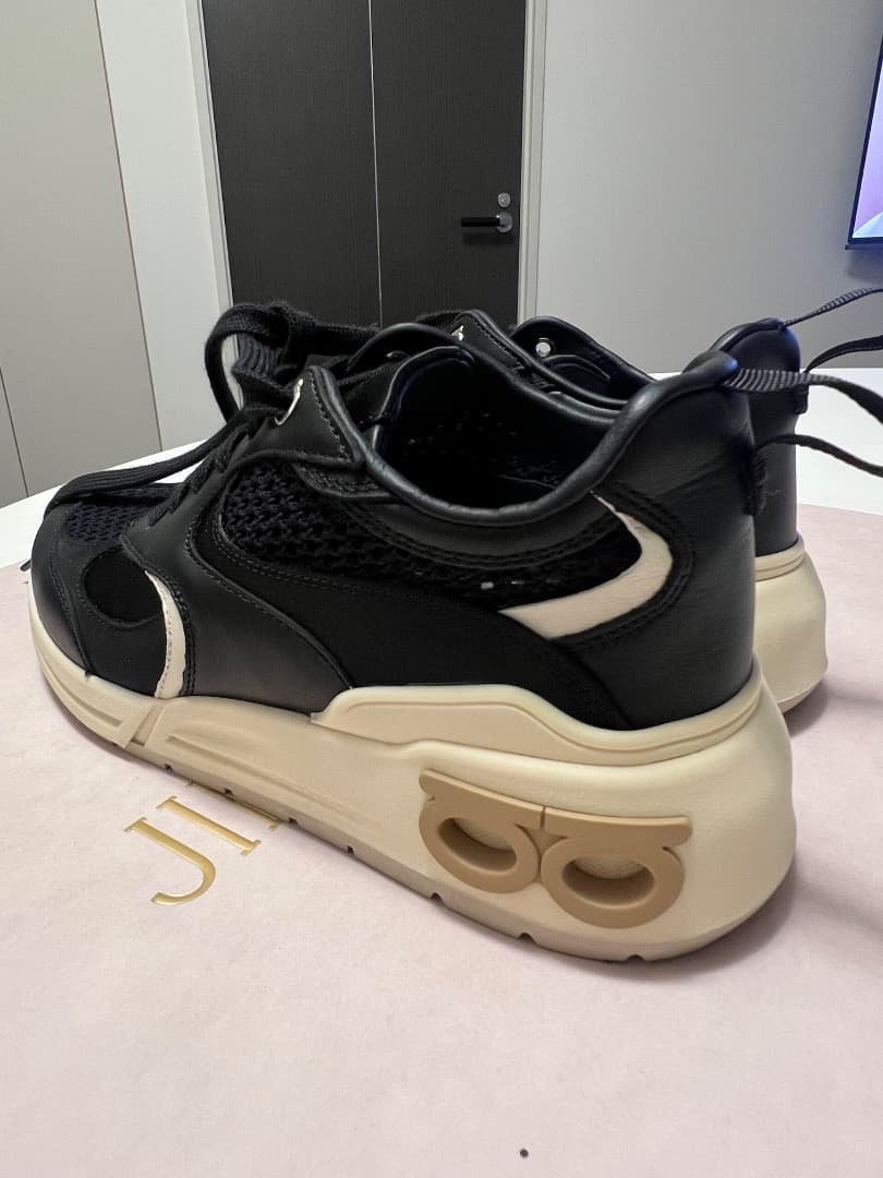 Ferragamo スニーカー 黒/ベージュ