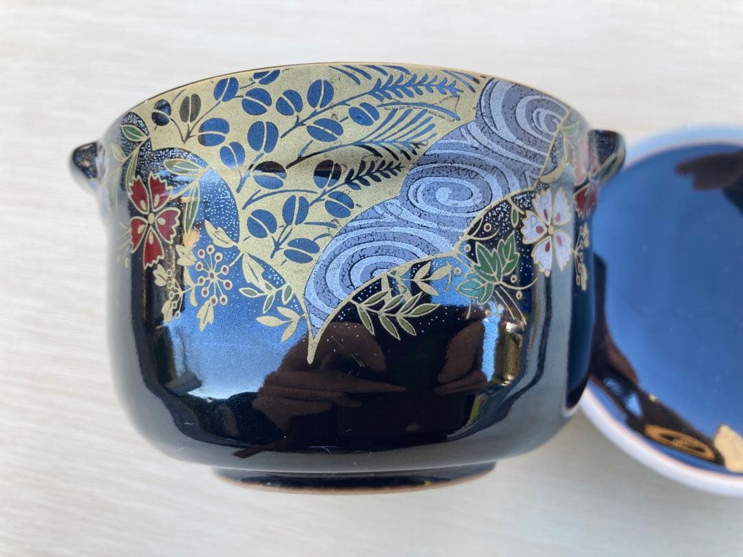 黒い陶器製土鍋 金色装飾