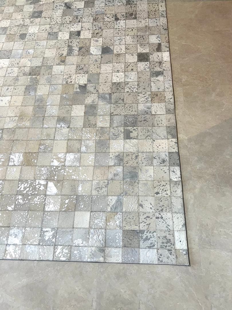 KAREの牛革（カウハイド）のパッチワークラグ　カーペット　ハンドメイド