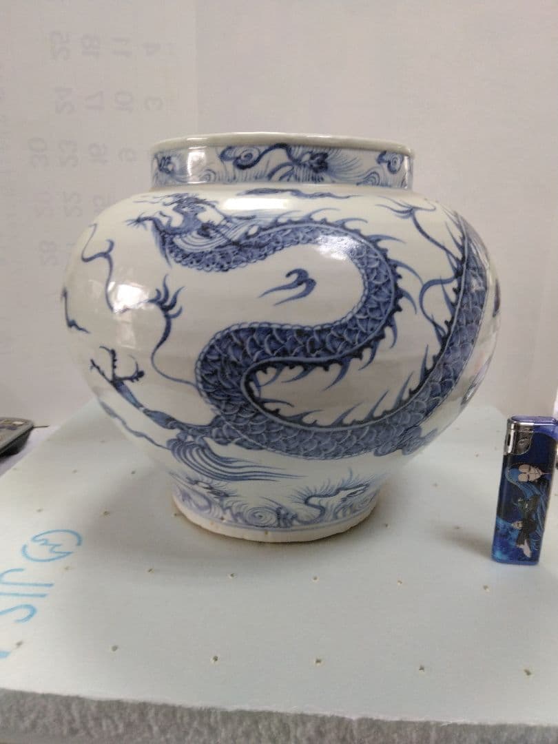 中国美術　青花竜文壺