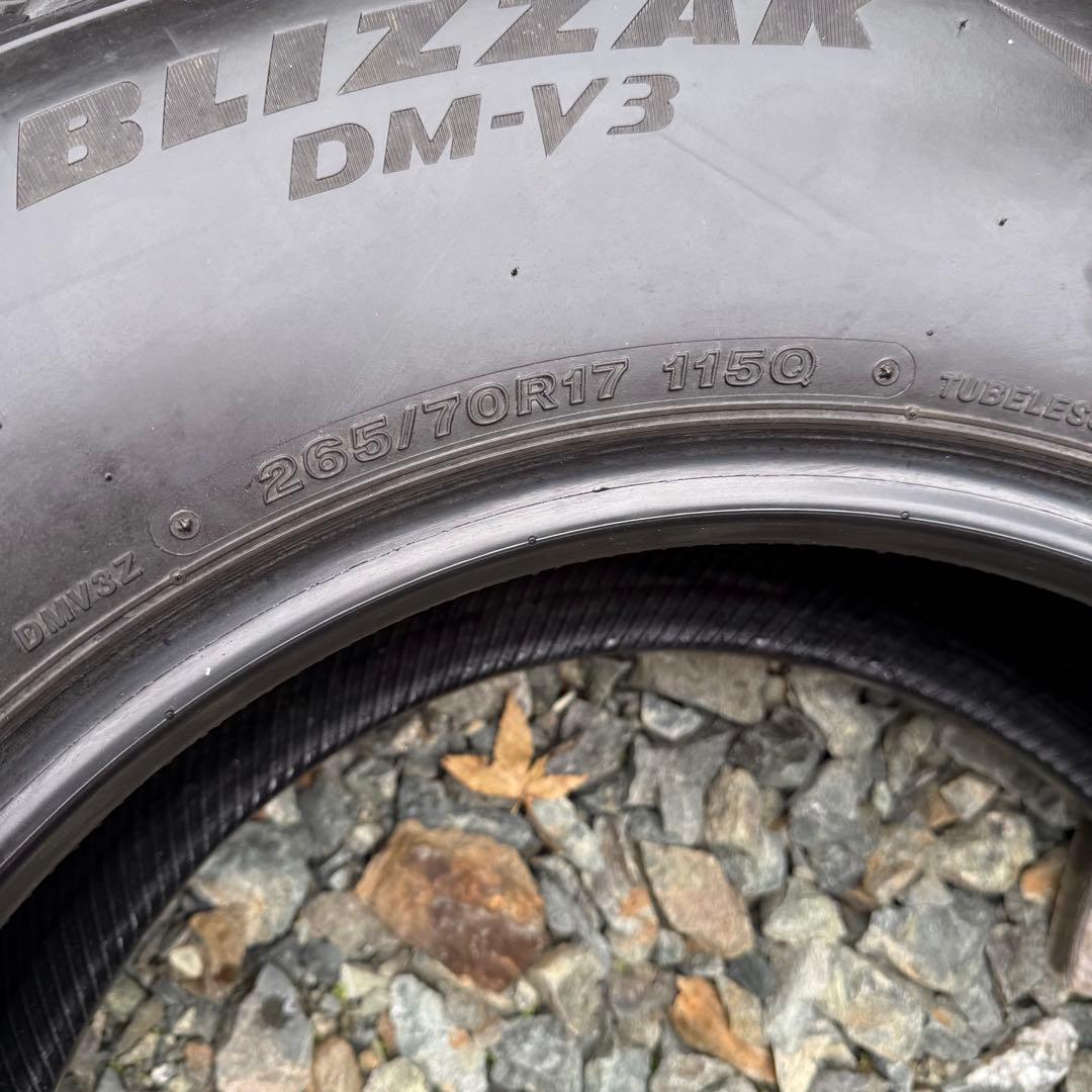 265/70R17ブリヂストンスタッドレスタイヤ４本ランクルプラドFJクルーザー