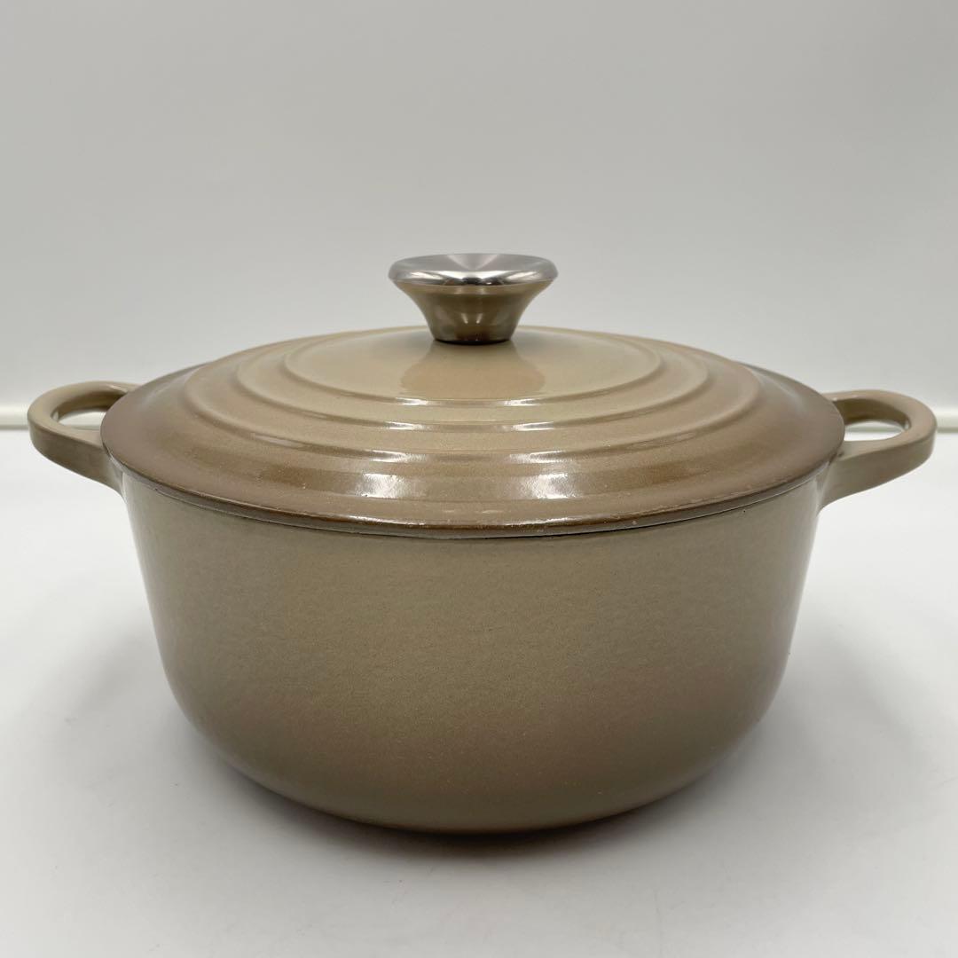 ル・クルーゼ ココット・ロンド 20cm ベージュ系　シルバーツマミ　希少色