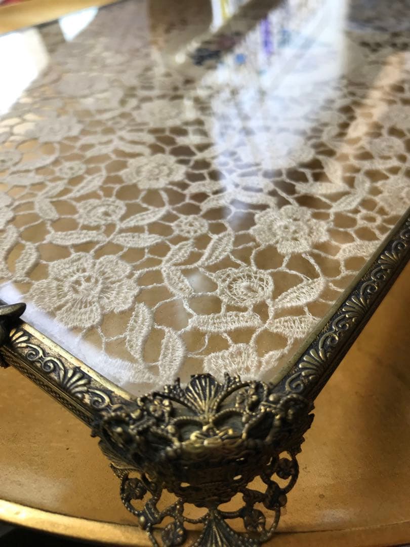 ベルサイユ姫系　パリ購入フランスアンティーク　プチポワン　真鍮脚付　ガラストレイ