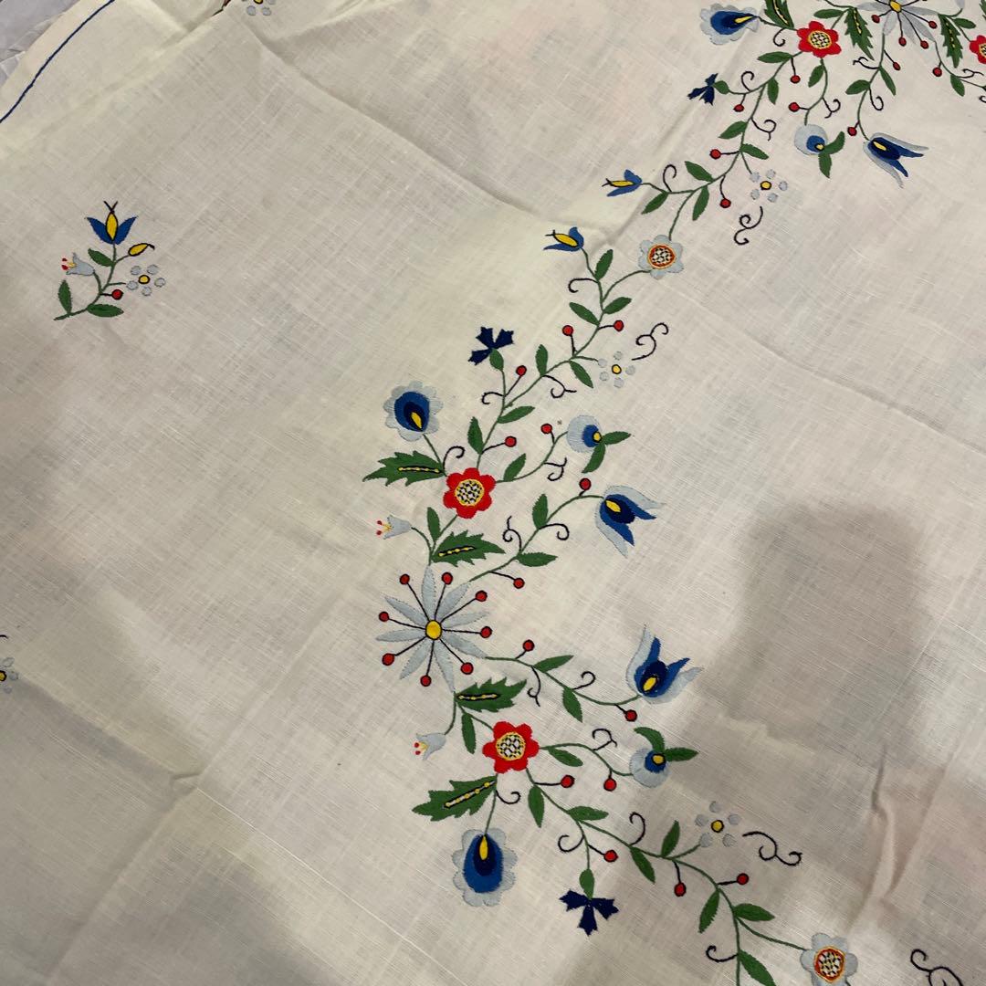 テーブルクロス　花柄模様　刺繍入りさ