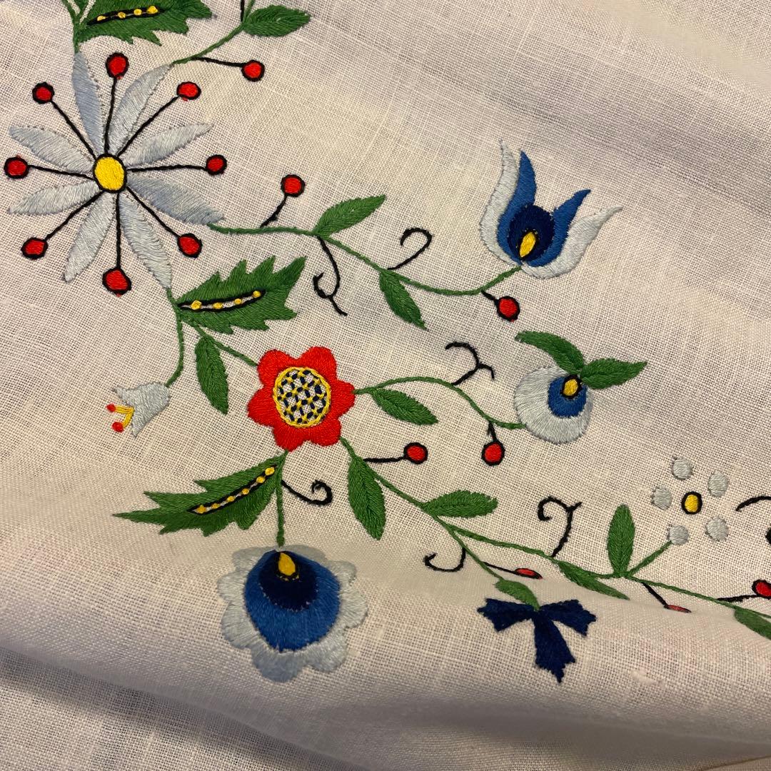 テーブルクロス　花柄模様　刺繍入りさ