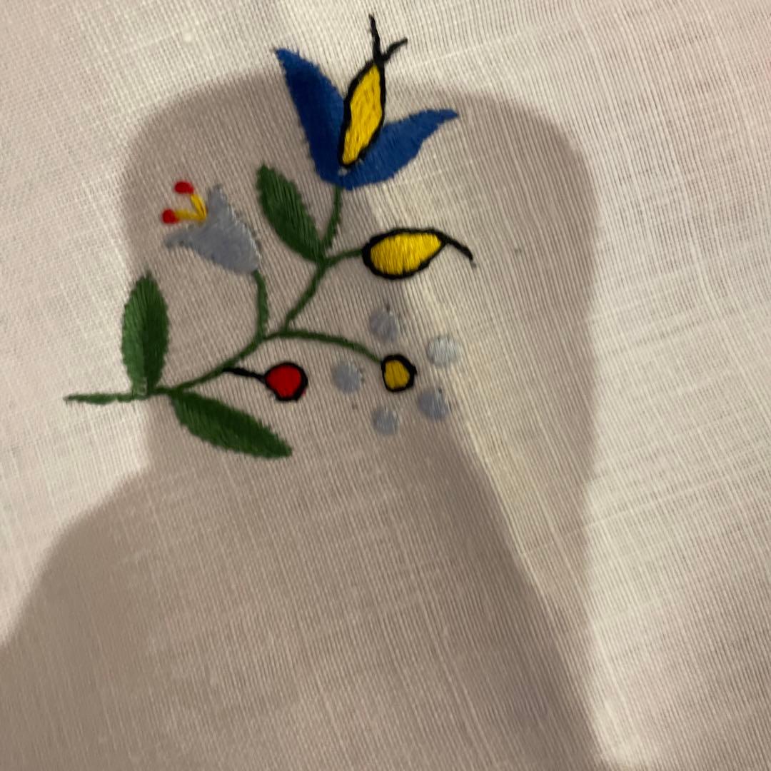 テーブルクロス　花柄模様　刺繍入りさ