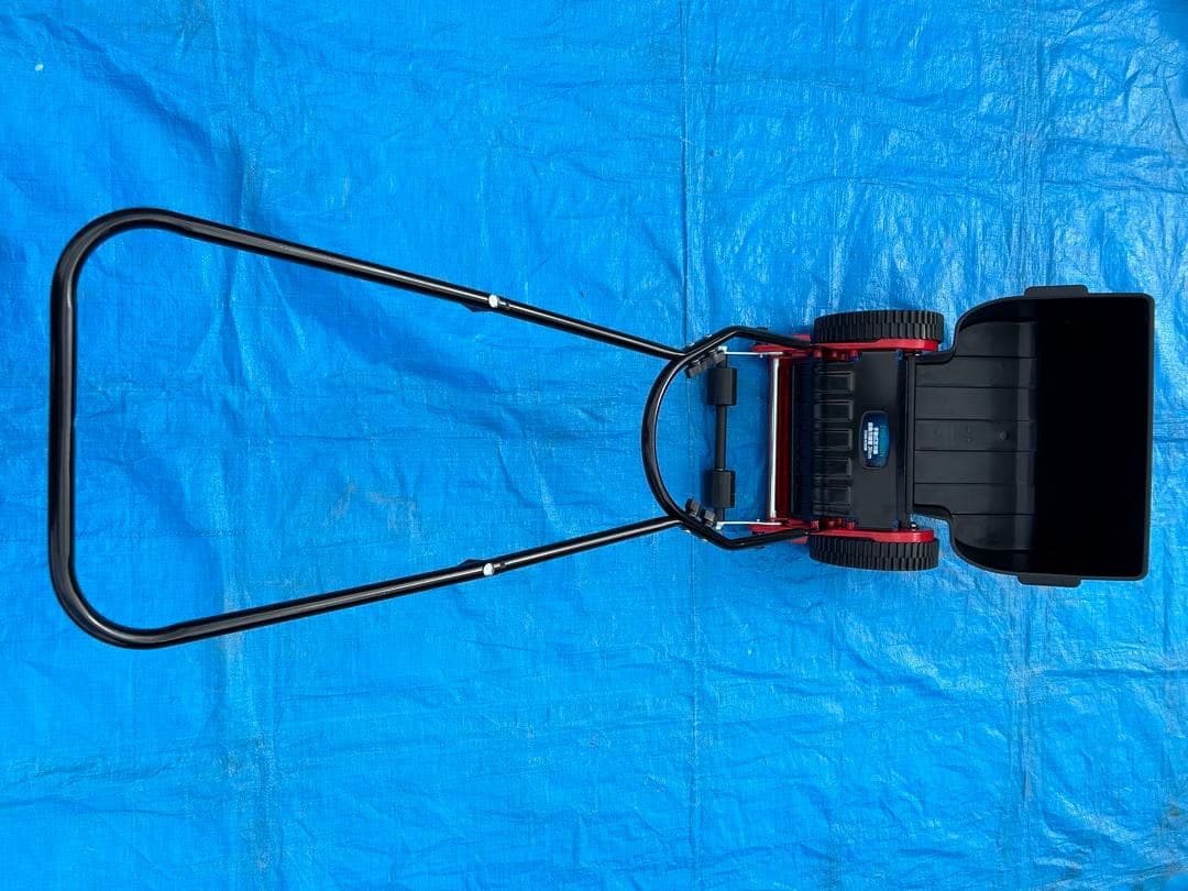 手動式芝刈り機 （EVER GREEN ）と芝生ばさみ（ガルデナ）