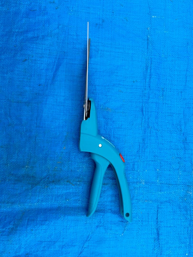 手動式芝刈り機 （EVER GREEN ）と芝生ばさみ（ガルデナ）