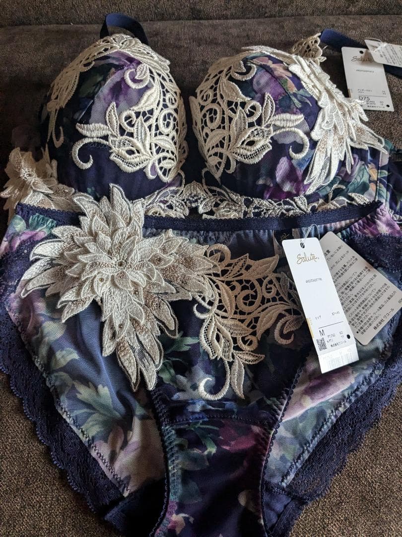 ワコール、サルート62グループブラD75サルートロゴ入り、ショーツMサイズ。