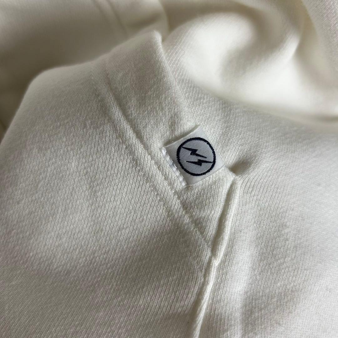 4824【定番ホワイト】サカイ×フラグメント☆ビッグロゴフルジップパーカー