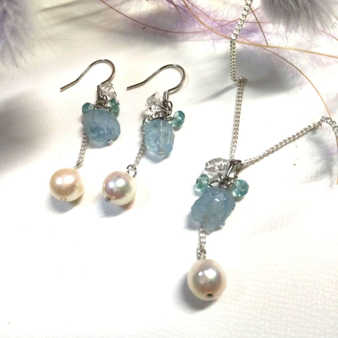 アクアマリン、高品質アパタイト、あこや本真珠のピアスとネックレスセット