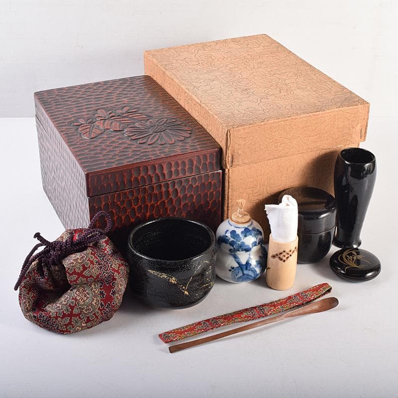茶道具　鎌倉彫　高台寺文　利休茶箱　黒楽茶碗　振出など　七点一式　M　R8803