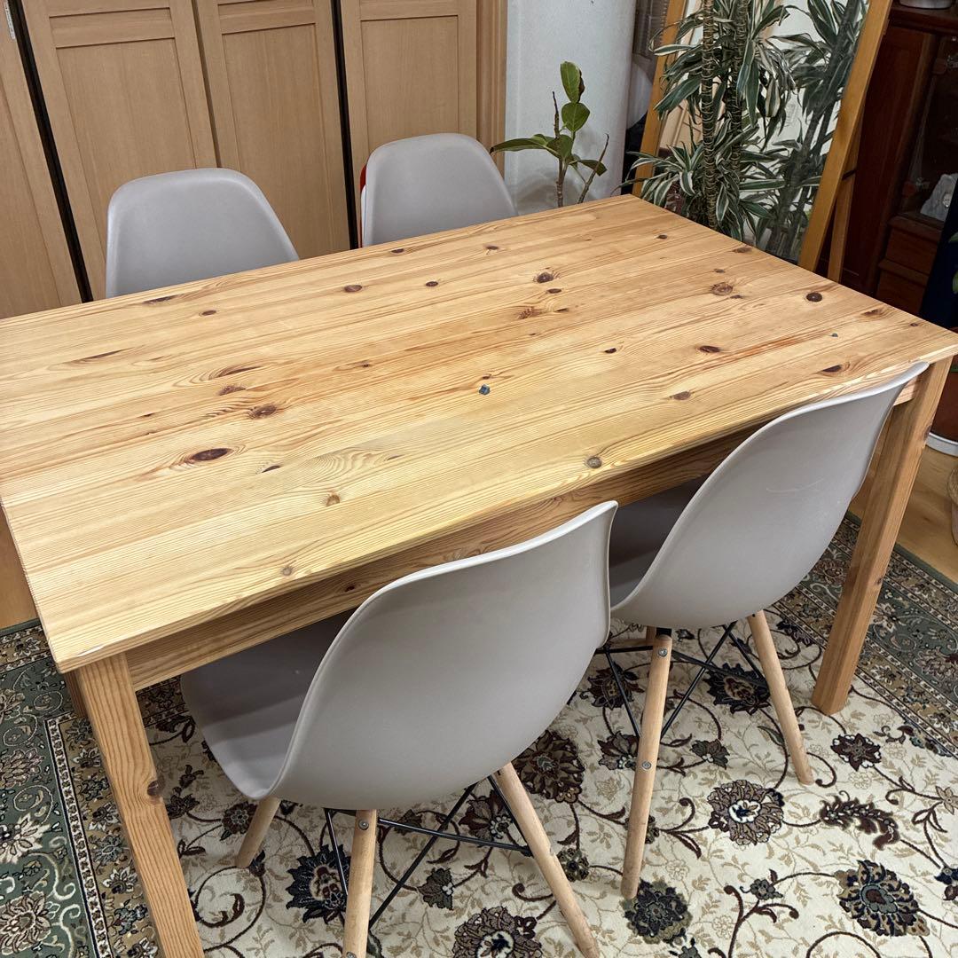 IKEA木製テーブルとグレーのモダンチェアセット