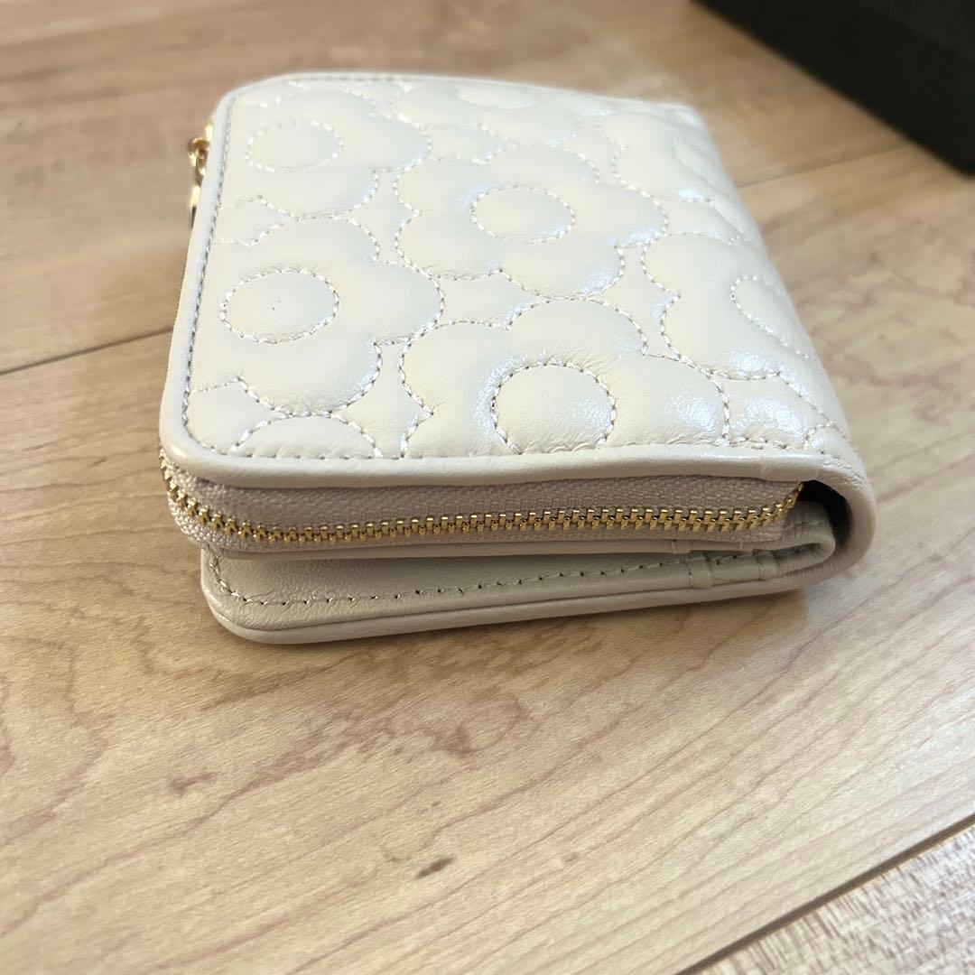 【新品未使用】マリークワント キルトフォームデイジー 二つ折りウォレットベージュ