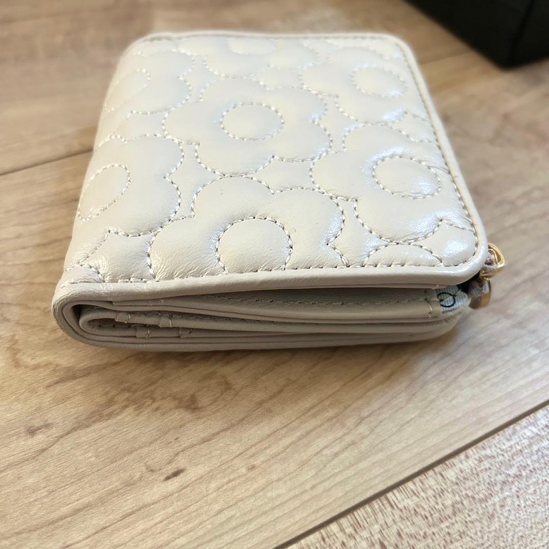【新品未使用】マリークワント キルトフォームデイジー 二つ折りウォレットベージュ