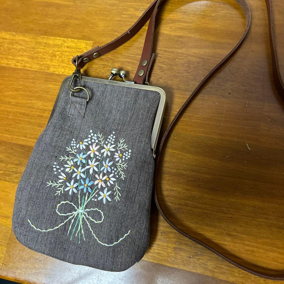 ハンドメイド　手刺繍ガマ口ポーチ