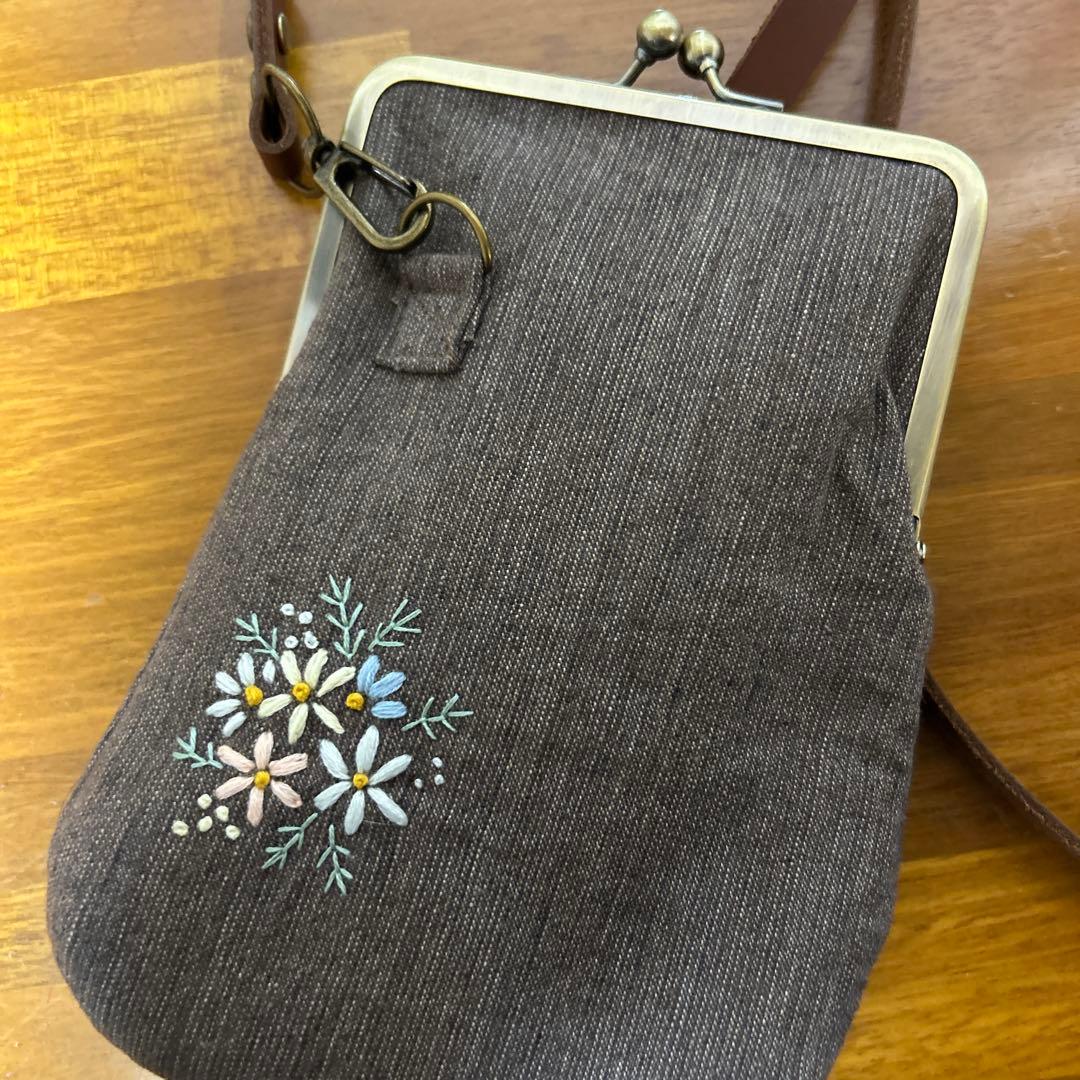 ハンドメイド　手刺繍ガマ口ポーチ