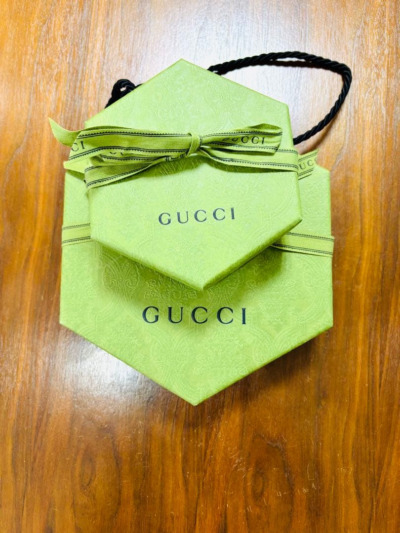GUCCI 黒いレザー首輪 ゴールド金具付き