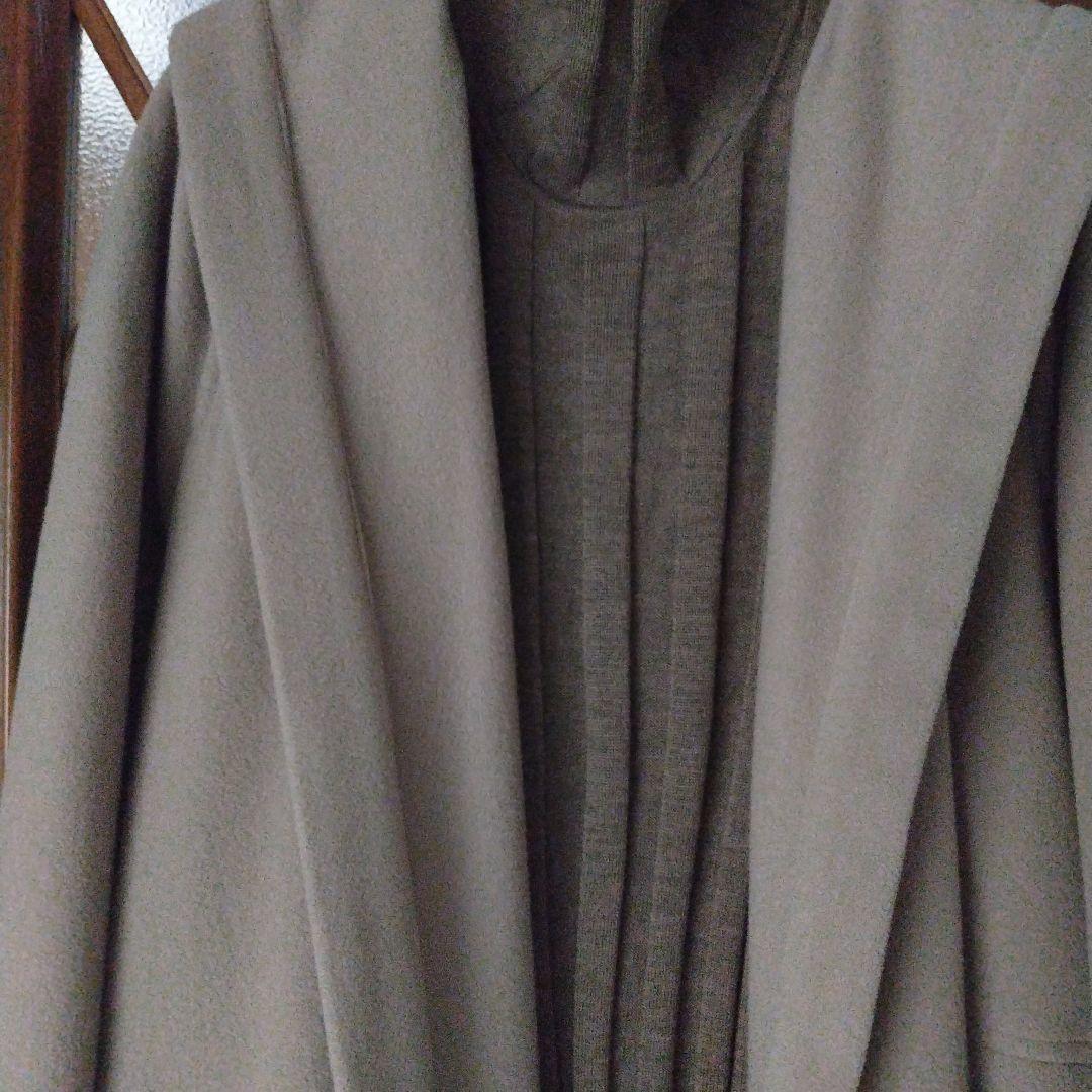 ヨーガンレール、大人女子のベージュロングコート、ベルト付き