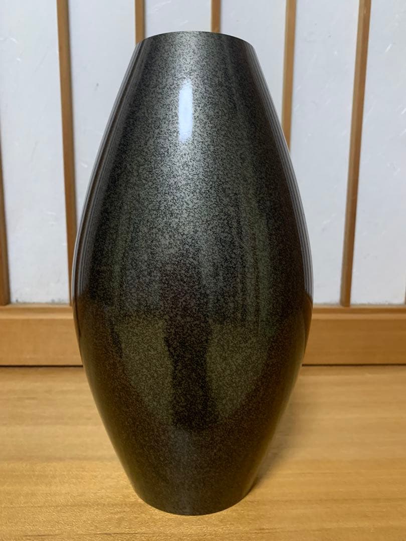 花瓶　木箱付き 菊の紋章入り 金色の鶴装飾の陶器花瓶 （勲章受賞記念）