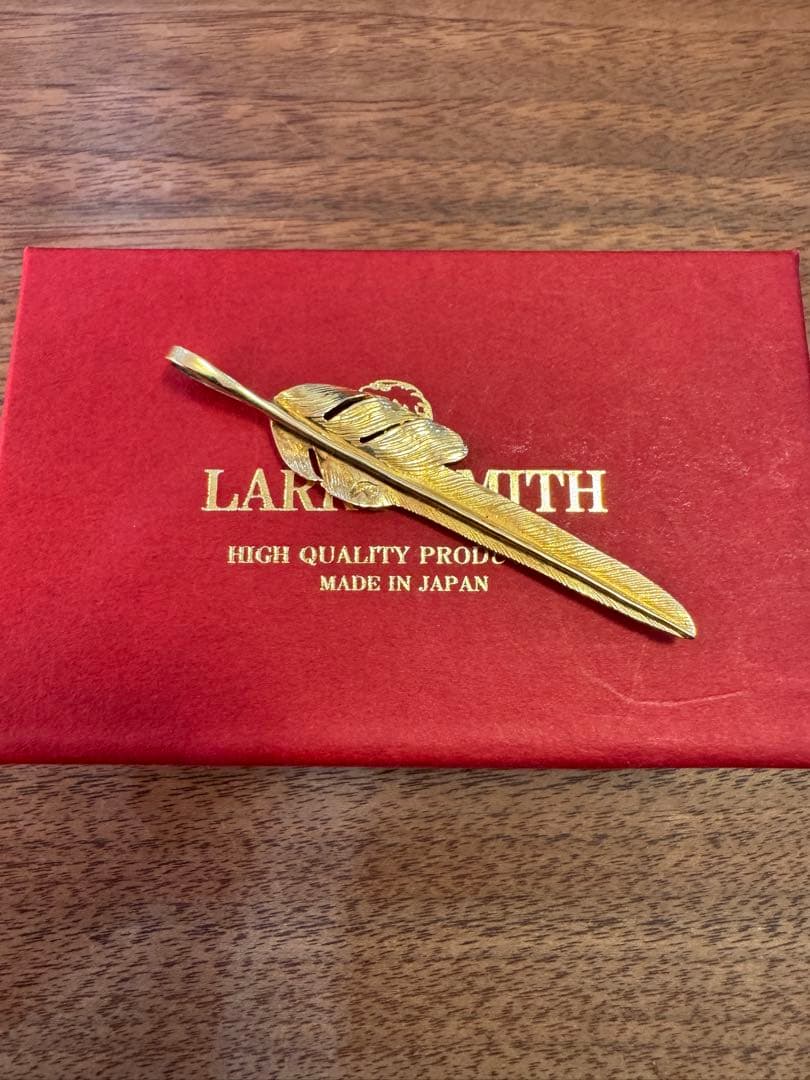 アクセサリー LARRY SMITH 18K GOLD KAZEKIRI FEATHER