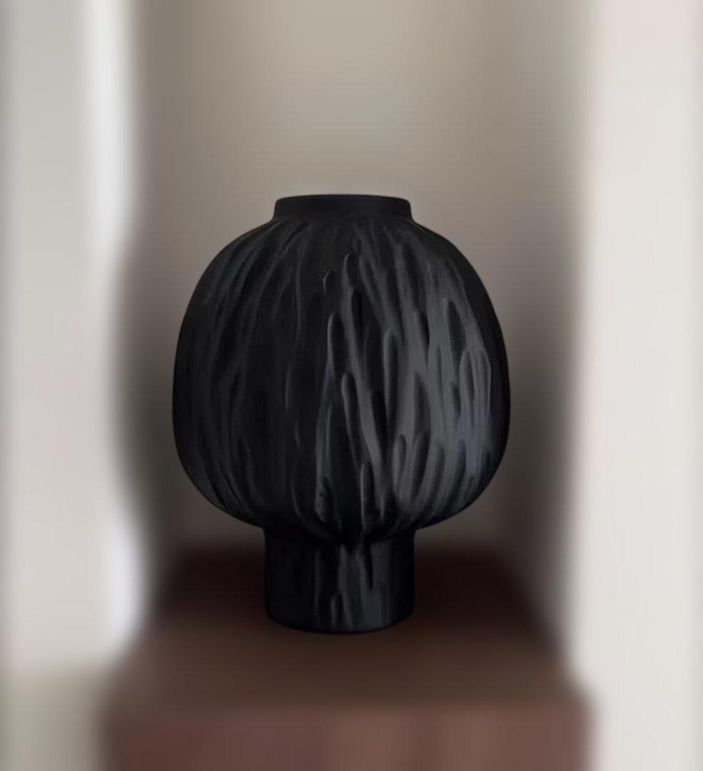黒いテクスチャー花瓶