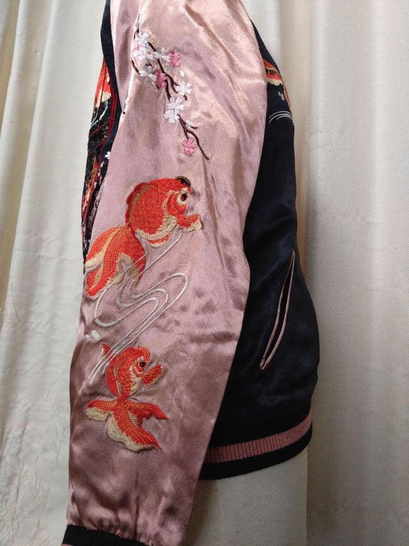 金魚と桜刺繍のスカジャン