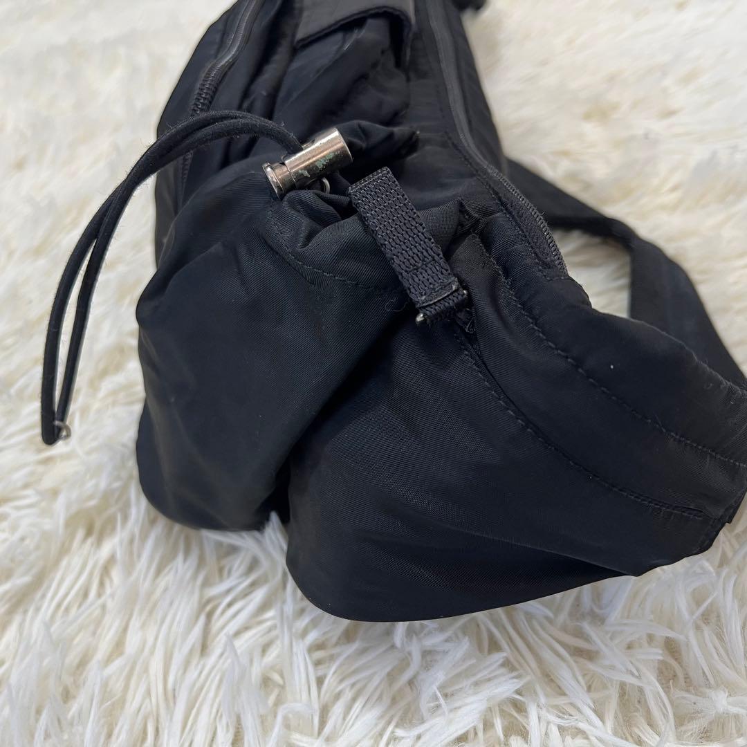 【極美品】プラダ ボディバック クロスボディ 三角ロゴ 黒 ナイロン 斜め掛け