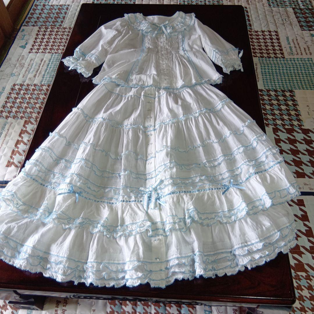 ホワイト フリルスカート 水色刺繍とブラウスのセットです❣
