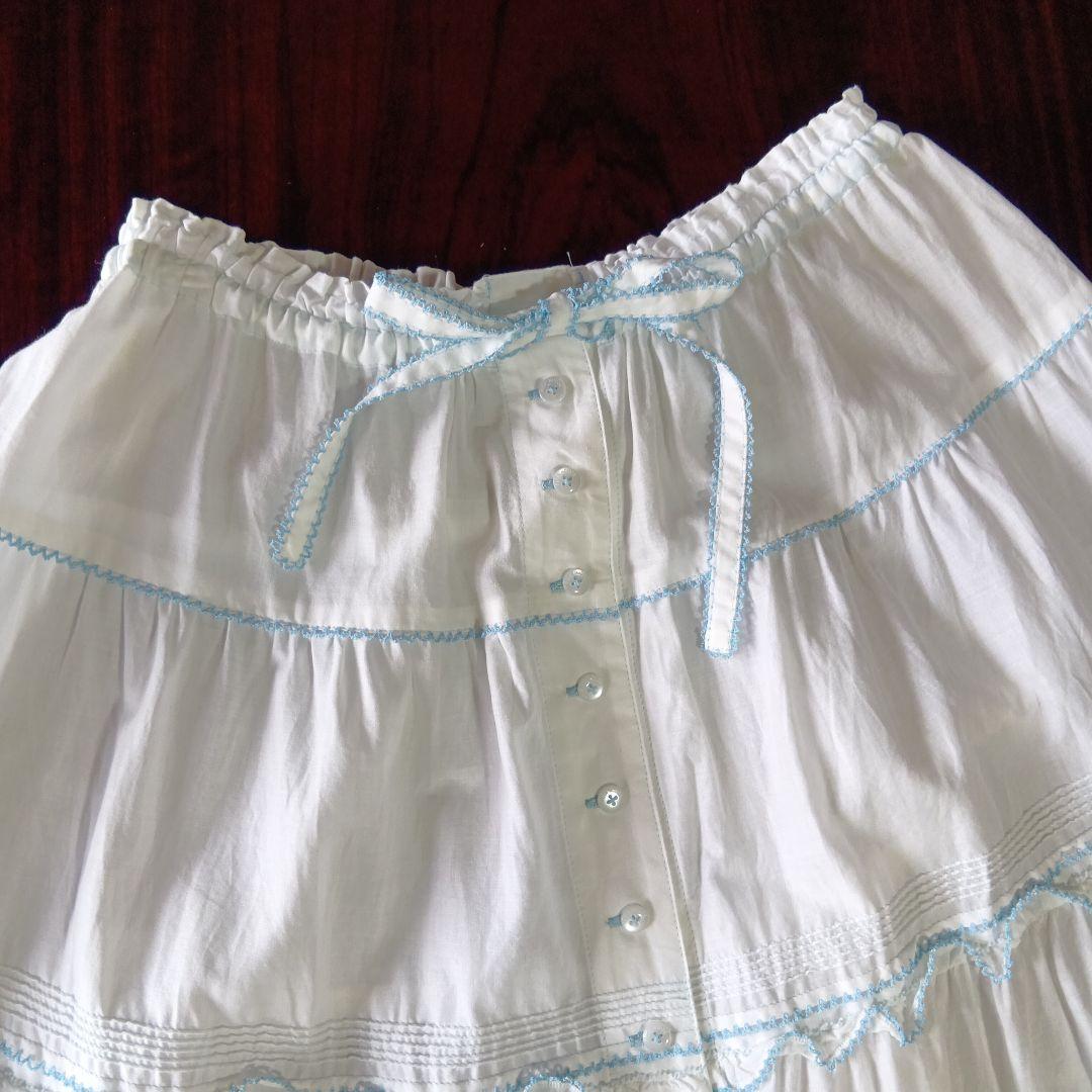ホワイト フリルスカート 水色刺繍とブラウスのセットです❣