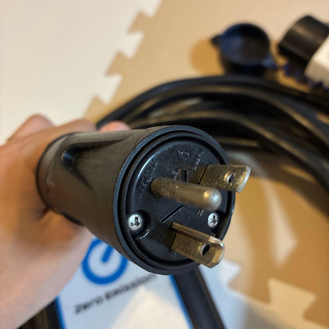 日産　リーフ　充電器