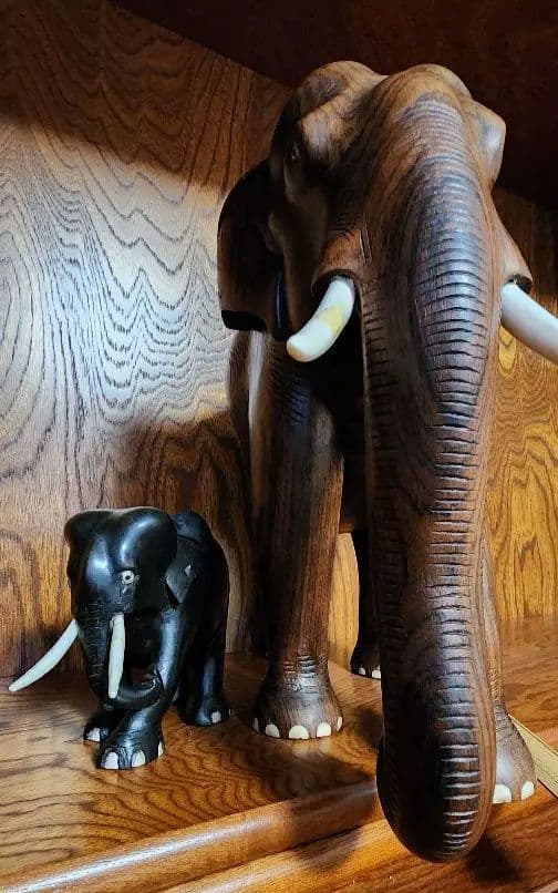 木製象と子象の彫刻