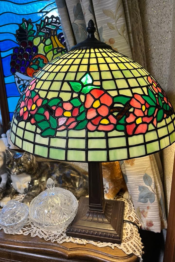 超大型　ヴィンテージステンドグラス花柄ランプ　グリーンカラー　高さ５７センチ程。