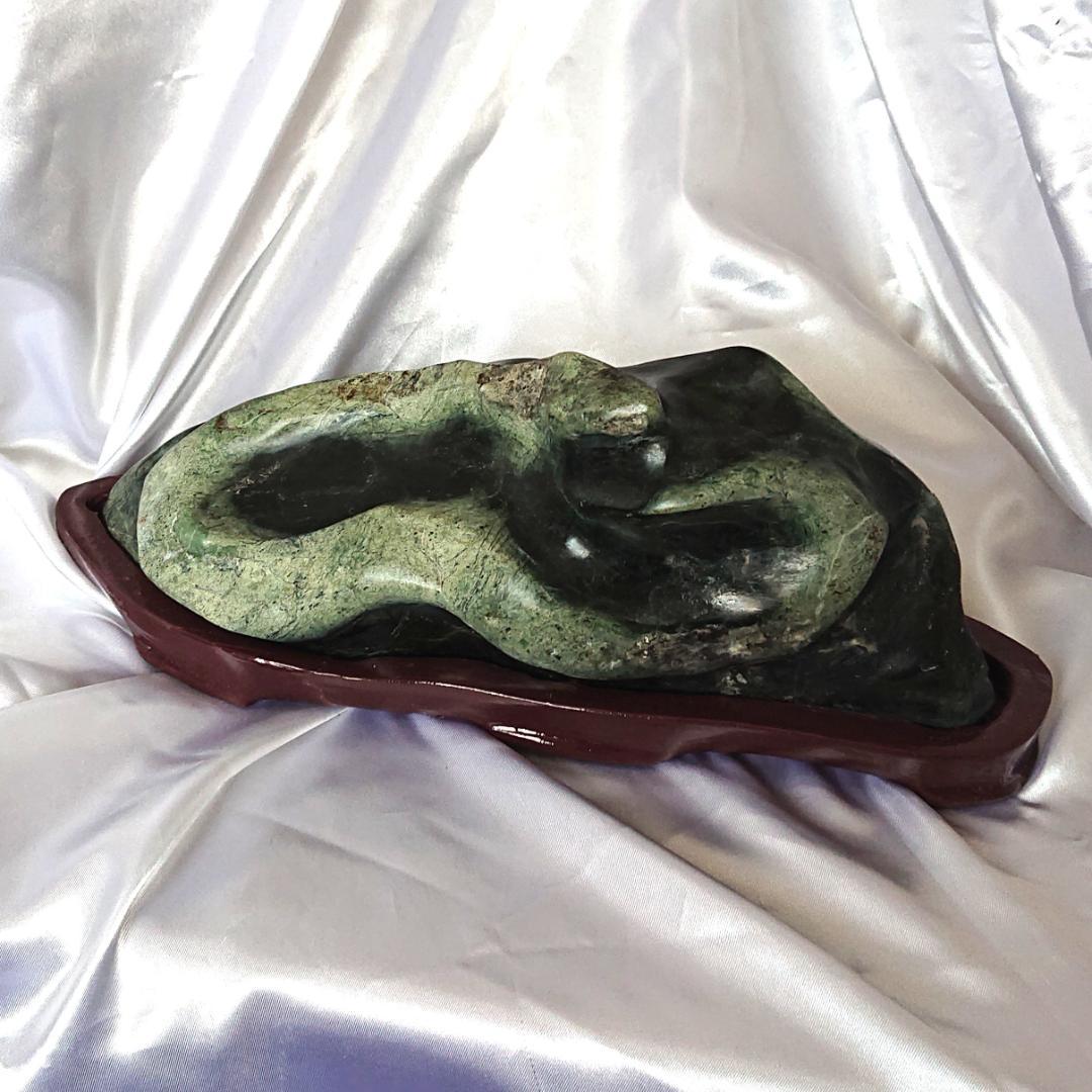 天然石愛石家放出品、美石縁起物の蛇石です。鑑賞台付き　蛇紋石　観賞石