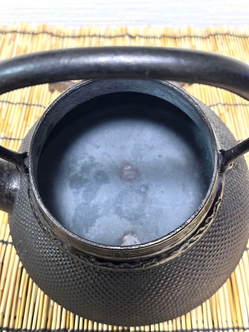 新品、供箱等付属品付　南部岩鋳四代目清末作 　真作保証　１８型アラレ　南部鉄瓶