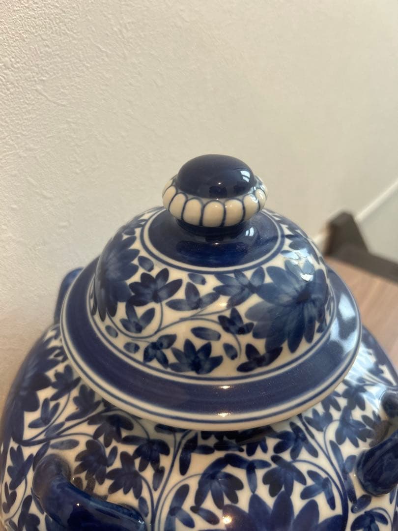 青と白の花柄の陶器の壺　中国伝統