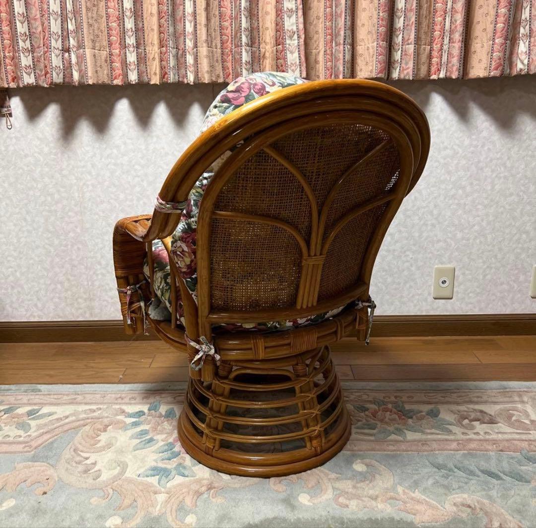 ラタン 花柄クッション 回転椅子