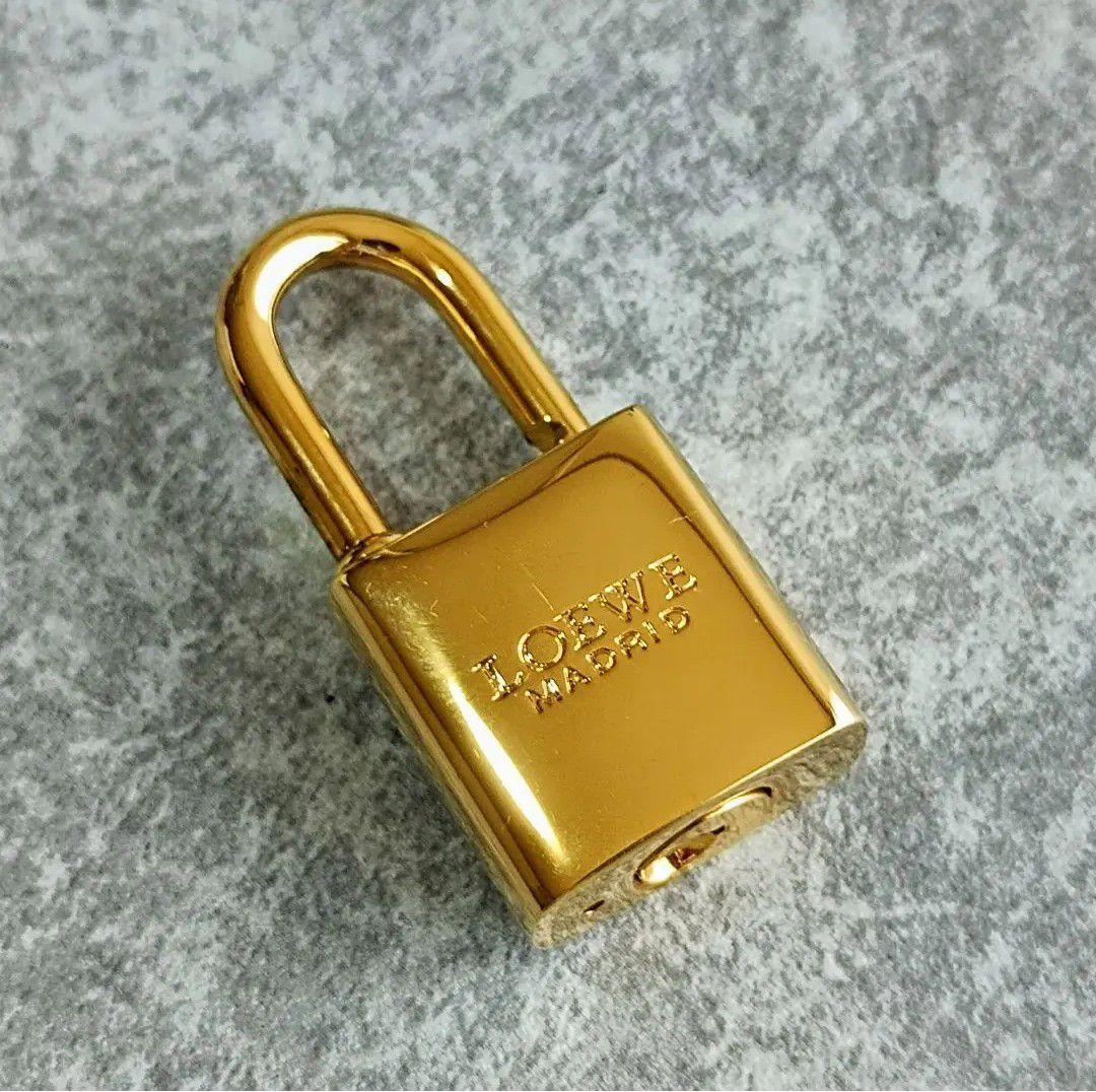 美品【LOEWE ロエベ】カデナ 南京錠 パドロック ☘バッグのアクセントに☘
